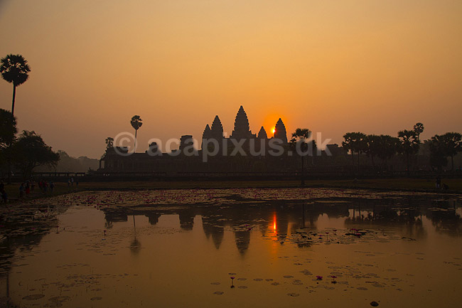 Angkor Wat. Angkor Wat templet ved solopgang i Angkor Archeological Park, World Heritage Site, bygget i 12e �rhundrede af Suryavarman II; ; Angkor Archeological Park / Siem Reap; Cambodia; ; ; Angkor Wat, Templer, Khmer riget