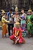 Khmer dansere. Turist fotograferet med Khmer danser look-a-likes i Angkor Wat templet i Angkor Archeological Park, World Heritage Site, bygget i 12e �rhundrede af Suryavarman II  Angkor Archeological Park / Siem Reap Cambodia   Angkor Wat, Templer, Khmer riget