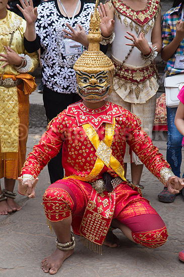 Khmer dansere. Turist fotograferet med Khmer danser look-a-likes i Angkor Wat templet i Angkor Archeological Park, World Heritage Site, bygget i 12e �rhundrede af Suryavarman II; ; Angkor Archeological Park / Siem Reap; Cambodia; ; ; Angkor Wat, Templer, Khmer riget