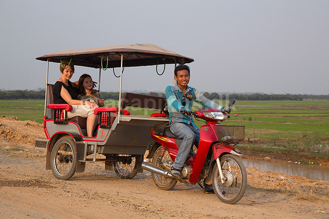 Tuk-tuk. Turister i tuktuk p� vej p� sight seeing i Cambodia n�r Angkor Wat templerne; ; Siem Reap; Cambodia; ; ; Transport, turisme, ferie, rejser