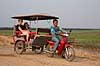 Tuk-tuk. Turister i tuktuk p� vej p� sight seeing i Cambodia n�r Angkor Wat templerne  Siem Reap Cambodia   Transport, turisme, ferie, rejser