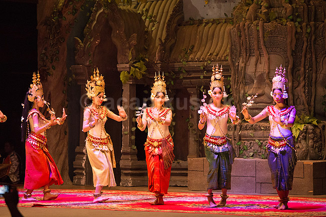 Khmer dansere. Khmer dansere ved Khmer dans show i Siem Reap i Cambodia; ; Siem Reap; Cambodia; ; ; Turisme, ferie, rejser, sightseeing