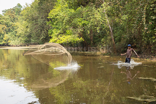 Fisker med kastenet. Mand fisker med kastenet i s� i Angkor Archeological Park, World Heritage Site; ; Angkor Archeological Park / Siem Reap; Cambodia; ; ; Angkor Wat, Templer, Khmer riget