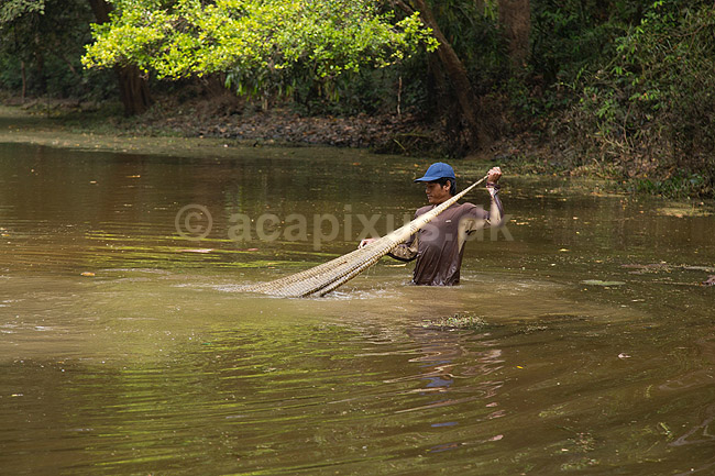 Fisker med kastenet. Mand fisker med kastenet i s� i Angkor Archeological Park, World Heritage Site; ; Angkor Archeological Park / Siem Reap; Cambodia; ; ; Angkor Wat, Templer, Khmer riget