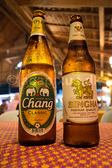 �l fra Thailand. To �l fra Thailand, Chang og Singha; ; Khao Lak; Thailand; ; ; Drikkevarer, pilsner �l