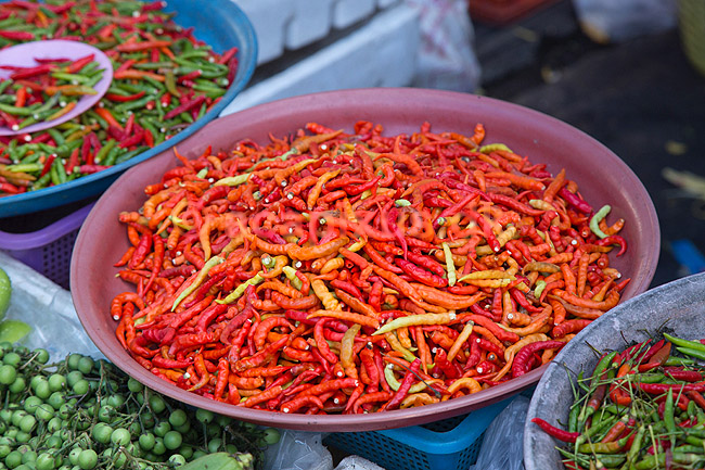 Chili. Chili p� marked i Thailand; ; ; Thailand; ; ; Krydderi, krydderier, mad, gr�ntsager