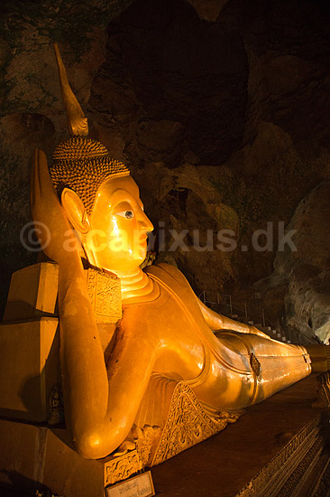Buddha figure. K�mpe liggende Buddha i Wat Suwan Kuha Temple  i Ao Phang Nga National Park i Thailand ; ; ; Thailand; ; ; sev�rdigheder, rejser, turisme, Wat Suwannakuha, Wat Tham