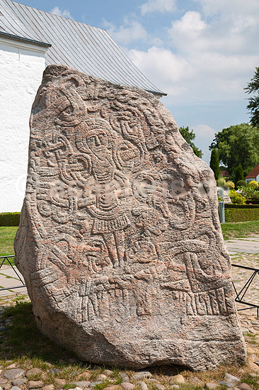 Jellingstenene. Jelling stenene med Kristus figuren foran Jelling Kirke p� kirkeg�rden; ; Jelling / Jylland; Danmark; ; ; Jellingestenene, Jellingestenen, Jellingstenen, Harald Bl�tand, runer, runesten, religion, kristendom, kirker, kirke, Kristusfigur, Christus, UNESCO World Heritage, UNESCO Verdensarv