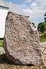 Jellingstenene. Jelling stenene med Kristus figuren foran Jelling Kirke p� kirkeg�rden  Jelling / Jylland Danmark   Jellingestenene, Jellingestenen, Jellingstenen, Harald Bl�tand, runer, runesten, religion, kristendom, kirker, kirke, Kristusfigur, Christus, UNESCO World Heritage, UNESCO Verdensarv