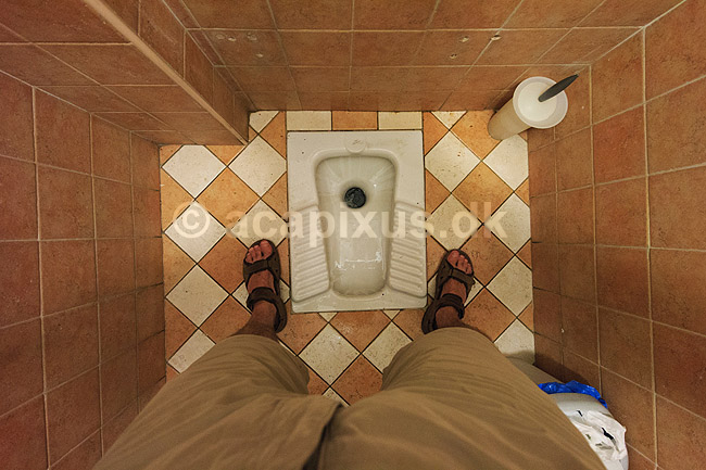 Fransk toilet. Et fransk toilet ogs� kaldet hugtoilet eller asiatisk toilet - i Italien; ; Sirmione; Italien; ; ; Hygiejne, toiletter, sandaler, toiletbes�g, WC