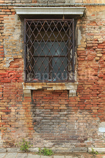 Murv�rk. Gammel slidt mur med st�lgitter foran vindue i Venedig; ; Venedig; Italien; ; ; Mursten, m�rtel, slidtage, huse