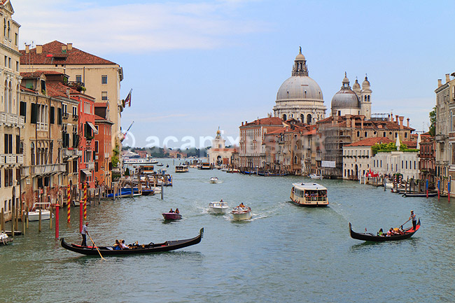 Venedig. Gondoler og vaporetto (offentlig kanalf�rge) p� Canal Grande i Venedig. Set fra Ponte dell' Accademia med St Maria of Salute Basilica i baggrunden; ; Venedig; Italien; ; sev�rdigheder; Turisme, sommerferie, gondol