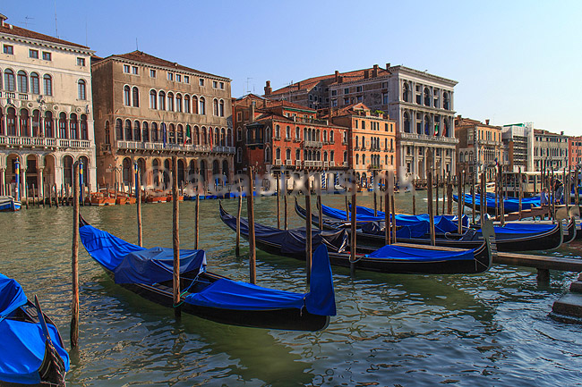 Venedig. Gondoler fort�jrede p� Canal Grande i Venedig. Set fra Riva del Vin; ; Venedig; Italien; ; sev�rdigheder; turisme, gondol