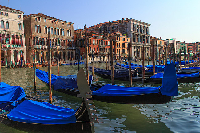 Venedig. Gondoler fort�jrede p� Canal Grande i Venedig. Set fra Riva del Vin; ; Venedig; Italien; ; sev�rdigheder; turisme, gondol
