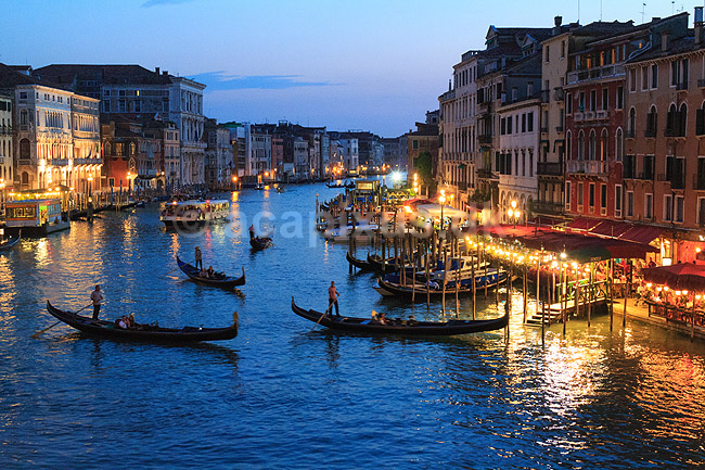 Venedig. Gondoler p� Canal Grande i Venedig i skumringen. Set fra Rialto broen; ; Venedig; Italien; ; sev�rdigheder; turisme, gondol