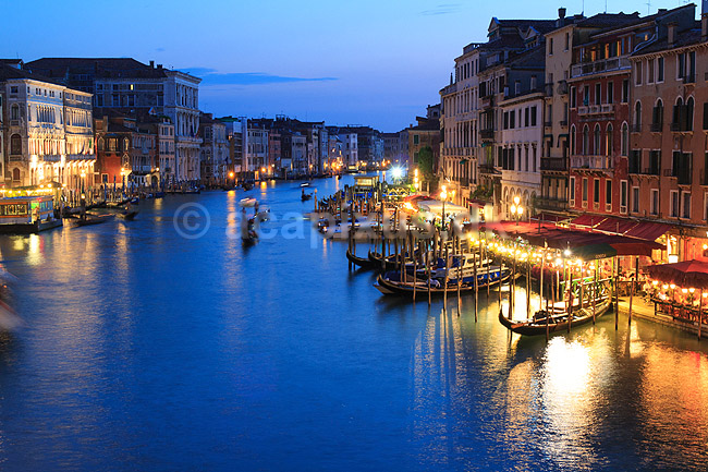 Venedig. Gondoler p� Canal Grande i Venedig i skumringen. Set fra Rialto broen; ; Venedig; Italien; ; sev�rdigheder; turisme, gondol