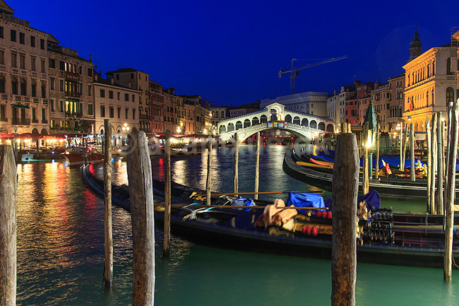 Venedig. Gondoler p� Canal Grande i Venedig i skumringen med Rialto broen i baggrunden; ; Venedig; Italien; ; sev�rdigheder; turisme, gondol
