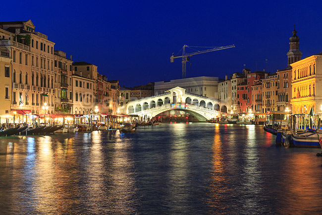 Venedig. Canal Grande i Venedig i skumringen med Rialto broen i baggrunden; ; Venedig; Italien; ; sev�rdigheder; turisme, gondol