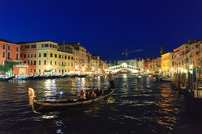 Venedig. Gondoler p� Canal Grande i Venedig i skumringen med Rialto broen i baggrunden; ; Venedig; Italien; ; sev�rdigheder; turisme, gondol