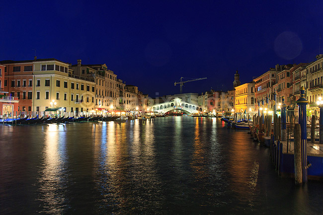 Venedig. Canal Grande i Venedig i skumringen med Rialto broen i baggrunden; ; Venedig; Italien; ; sev�rdigheder; turisme, gondol