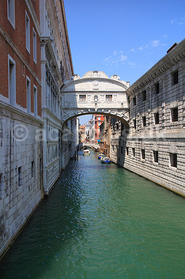 Venedig. Sukkenes bro (Ponte dei Sospiri) imellem Dogepaladset (Museo di Palazzo Ducale) og f�ngslet (Palazzo delle Prigioni); ; Venedig; Italien; ; sev�rdigheder; turisme