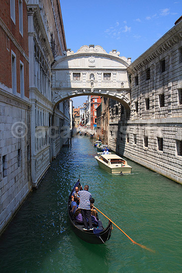 Venedig. Sukkenes bro (Ponte dei Sospiri) imellem Dogepaladset (Museo di Palazzo Ducale) og f�ngslet (Palazzo delle Prigioni); ; Venedig; Italien; ; sev�rdigheder; turisme