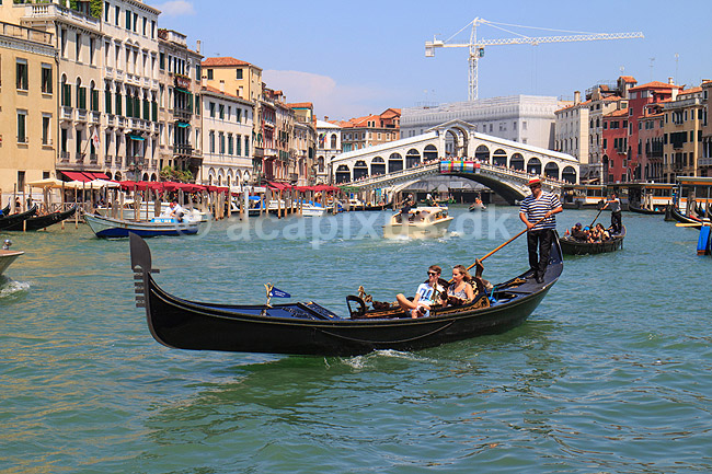 Venedig. Gondoler p� Canal Grande i Venedig med Rialto broen i baggrunden; ; Venedig; Italien; ; sev�rdigheder; turisme, gondol