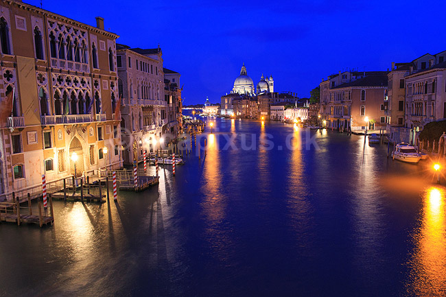 Venedig. Canal Grande i aftenskumringen i Venedig. Set fra Ponte dell' Accademia med St Maria of Salute Basilica i baggrunden; ; Venedig; Italien; ; sev�rdigheder; turisme