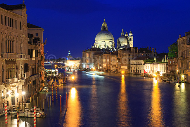 Venedig. Canal Grande i aftenskumringen i Venedig. Set fra Ponte dell' Accademia med St Maria of Salute Basilica i baggrunden; ; Venedig; Italien; ; sev�rdigheder; turisme