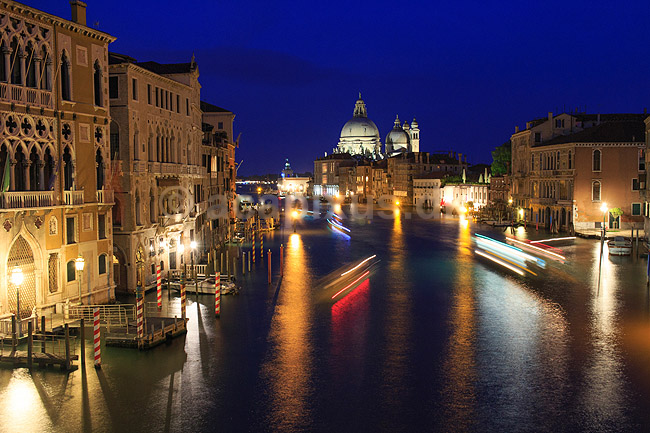 Venedig. Canal Grande i aftenskumringen i Venedig. Set fra Ponte dell' Accademia med St Maria of Salute Basilica i baggrunden; ; Venedig; Italien; ; sev�rdigheder; turisme