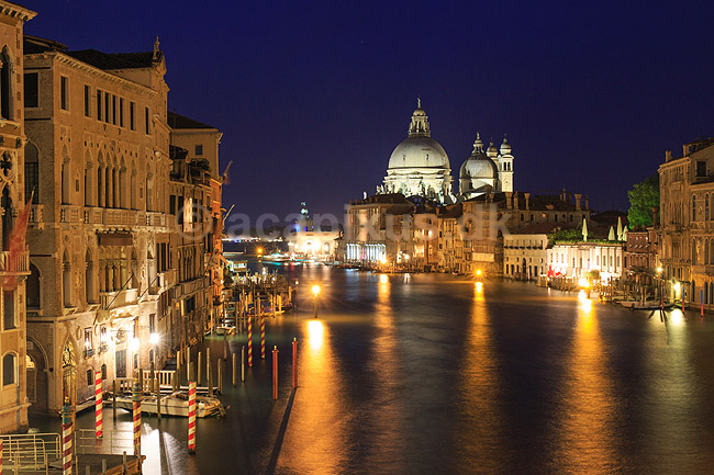 Venedig. Canal Grande i aftenskumringen i Venedig. Set fra Ponte dell' Accademia med St Maria of Salute Basilica i baggrunden; ; Venedig; Italien; ; sev�rdigheder; turisme