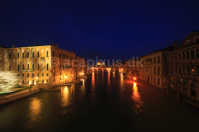 Venedig. Canal Grande i aftenskumringen i Venedig. Set fra Ponte dell' Accademia med St Maria of Salute Basilica i baggrunden; ; Venedig; Italien; ; sev�rdigheder; turisme