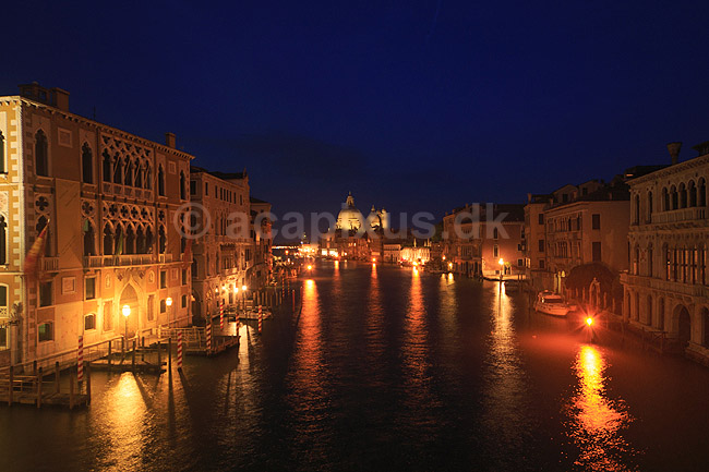 Venedig. Canal Grande i aftenskumringen i Venedig. Set fra Ponte dell' Accademia med St Maria of Salute Basilica i baggrunden; ; Venedig; Italien; ; sev�rdigheder; turisme