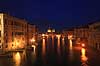 Venedig. Canal Grande i aftenskumringen i Venedig. Set fra Ponte dell' Accademia med St Maria of Salute Basilica i baggrunden  Venedig Italien  sev�rdigheder turisme