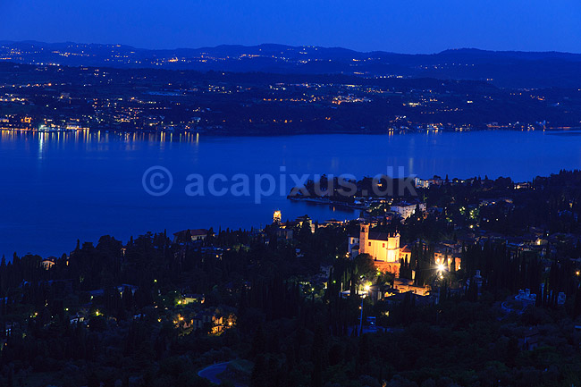 Gardas�en. Udsigt over Gardas�en, Lago di Garda, fra byen Supiane ved Gardone Riviera; ; Gardas�en / Gardone Riviera; Italien; ; landskaber; turisme