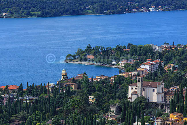 Gardas�en. Udsigt over Gardas�en, Lago di Garda, fra byen Supiane ved Gardone Riviera; ; Gardas�en / Gardone Riviera; Italien; ; landskaber; turisme