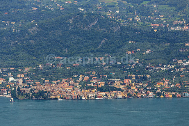 Gardas�en. Udsigt over Gardas�en, Lago di Garda, fra byen Pieve med bjerge i baggrunden; ; Gardas�en / Pieve; Italien; ; landskaber; 25010 Pieve BS, s�er