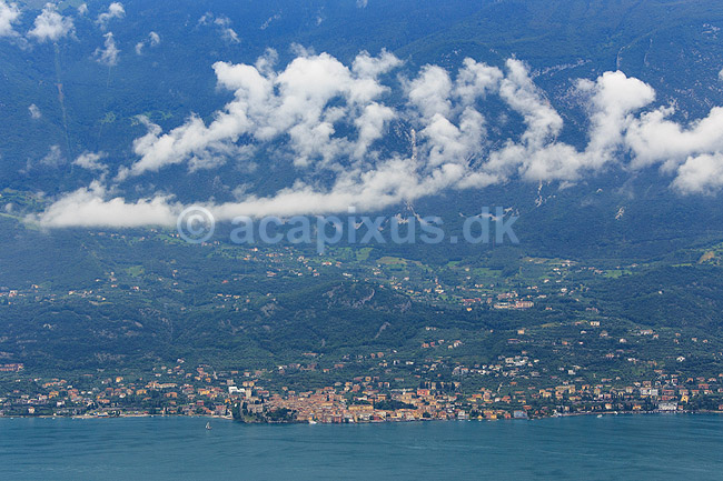 Gardas�en. Udsigt over Gardas�en, Lago di Garda, fra byen Pieve med bjerge i baggrunden; ; Gardas�en / Pieve; Italien; ; landskaber; 25010 Pieve BS, s�er