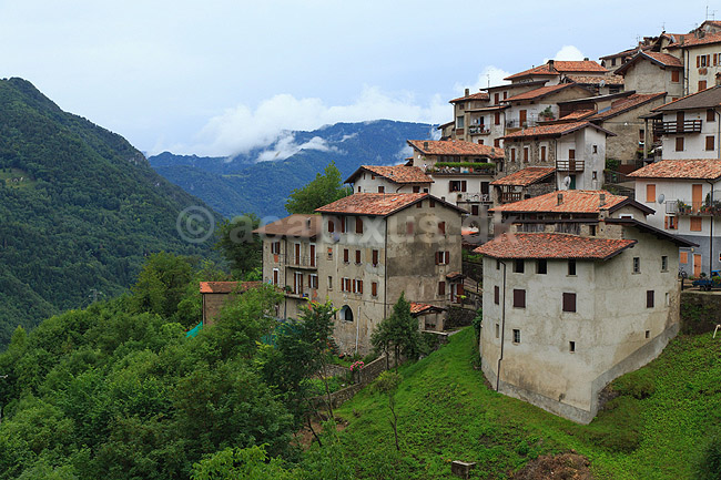 Magasa. Bjerglandsbyen Magasa i bjergene ovenfor Gardas�en; ; Lago di Garda, Gardas�en / Magasa; Italien; ; landskaber; turisme