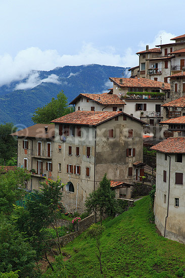 Magasa. Bjerglandsbyen Magasa i bjergene ovenfor Gardas�en; ; Lago di Garda, Gardas�en / Magasa; Italien; ; landskaber; turisme