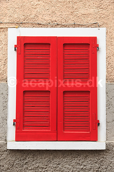 Magasa. R�de skodder foran vindue i bjerglandsbyen Magasa i bjergene ovenfor Gardas�en; ; Lago di Garda, Gardas�en / Magasa; Italien; ; ; turisme