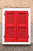 Magasa. R�de skodder foran vindue i bjerglandsbyen Magasa i bjergene ovenfor Gardas�en  Lago di Garda, Gardas�en / Magasa Italien   turisme