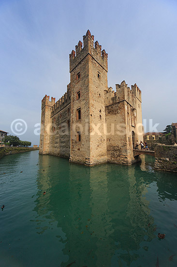 Sirmione. Scaliger Borgen (Scaliger Castle) som kontrollerer indgangen til byen Sirmione; ; Gardas�en / Sirmione; Italien; ; sev�rdigheder; turisme