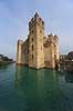 Sirmione. Scaliger Borgen (Scaliger Castle) som kontrollerer indgangen til byen Sirmione  Gardas�en / Sirmione Italien  sev�rdigheder turisme