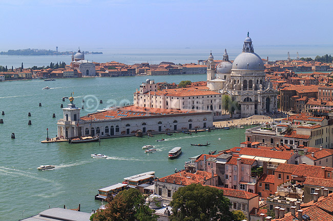 Venedig. St Maria of Salute Basilica set fra Markust�rnet (Campanile di San Marco) i Venedig; ; Venedig; Italien; ; sev�rdigheder; turisme