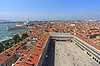 Venedig. Markuspladsen (Piazza San Marco) med Procuratie Vecchie til h�jre og Procuratie Nuove til venstre set fra Markust�rnet (Campanile di San Marco) med Venedig i baggrunden  Venedig Italien  sev�rdigheder turisme