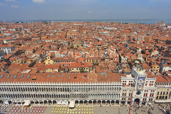 Venedig. Bygninger (Procuratie Vecchie) og klokket�rnet (Torre dell'Orologio) p� Markuspladsen set fra Markust�rnet (Campanile di San Marco) med Venedig i baggrunden; ; Venedig; Italien; ; sev�rdigheder; turisme
