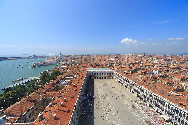 Venedig. Markuspladsen (Piazza San Marco) med Procuratie Vecchie til h�jre og Procuratie Nuove til venstre set fra Markust�rnet (Campanile di San Marco) med Venedig i baggrunden; ; Venedig; Italien; ; sev�rdigheder; turisme