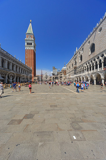 Venedig. Markuspladsen (Piazza San Marco) med Dogepaladset (Museo di Palazzo Ducale) til h�jre og Markust�rnet (Campanile di San Marco) til venstre; ; Venedig; Italien; ; sev�rdigheder; turisme