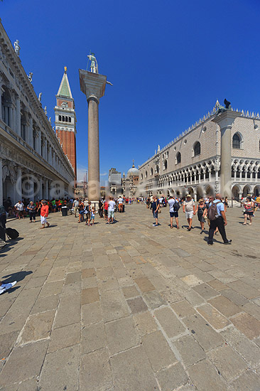 Venedig. Markuspladsen (Piazza San Marco) med Dogepaladset (Museo di Palazzo Ducale) til h�jre og Markust�rnet (Campanile di San Marco) til venstre; ; Venedig; Italien; ; sev�rdigheder; turisme